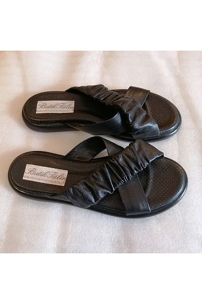 Butik Tülin شبشب نسائي من الجلد الطبيعي باللون الأسود برباط متقاطع مع وسادة جلدية ناعمة تشريحية ونعل مسطح غير قابل للانزلاق