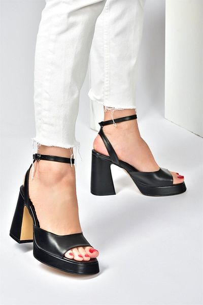 Fox Shoes Czarne buty damskie na grubym obcasie na platformie M570345609