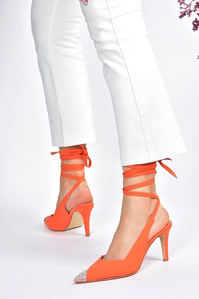 Fox Shoes Orangefarbene Satin-Stoff-Schuhe mit spitzer Zehenpartie und Steindetails und Absatz M882017504