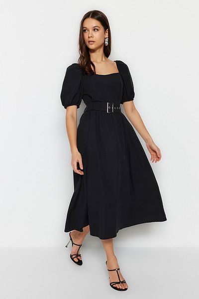 Trendyol Collection Černý pásek s rozepínacím čtvercovým límcem Midi tkané šaty TWOSS23EL01123