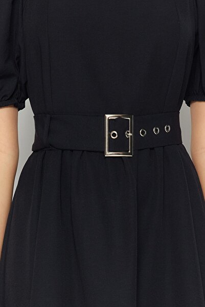Trendyol Collection Černý pásek s rozepínacím čtvercovým límcem Midi tkané šaty TWOSS23EL01123