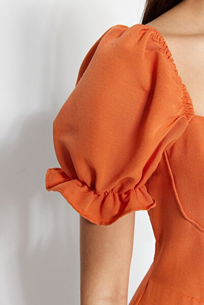 Trendyol Collection Pomarańczowa mini tkana sukienka z bufiastymi rękawami i rękawami TWOSS23EL01765
