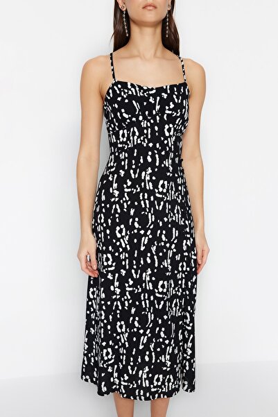 Trendyol Collection Detailní tkané šaty s černým květinovým potiskem rovného střihu TWOSS23EL02295