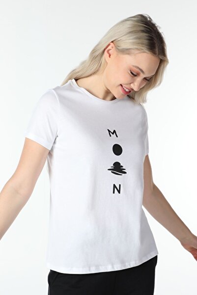 defys تي شيرت نسائي ذو رقبة دائرية وأكمام قصيرة ومقاس عادي مطبوع باللون الأبيض