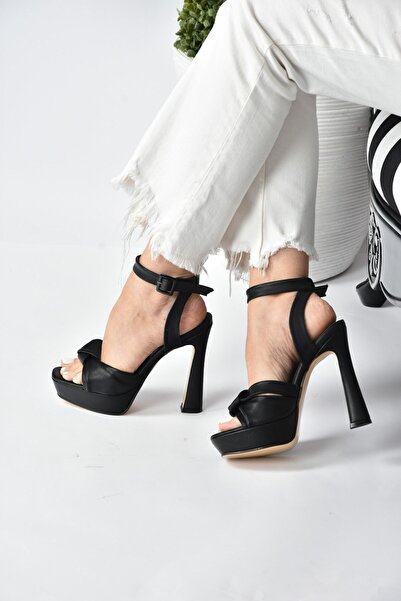 Fox Shoes Dámske čierne hrubé topánky na platforme na podpätku K404080209