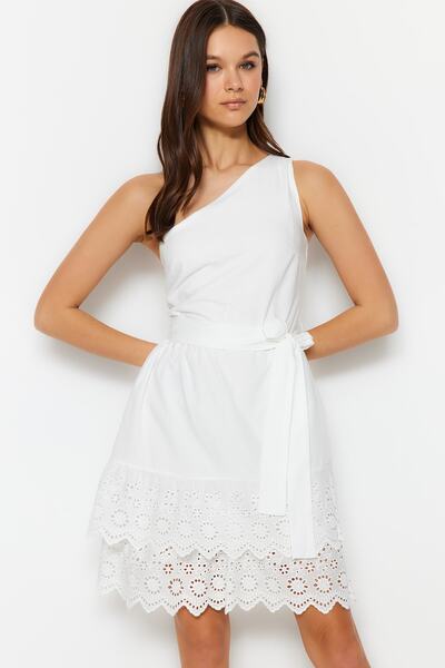 Trendyol Collection Ecru pas s rozevíracím vyšíváním na jedno rameno, mini tkané šaty TWOSS23EL00004