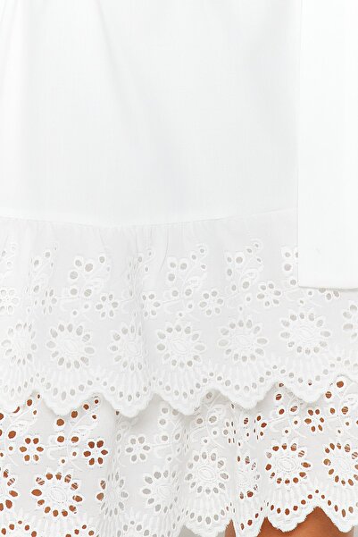 Trendyol Collection Mini sukienka tkana z odkrytymi ramionami w kolorze ecru TWOSS23EL00004