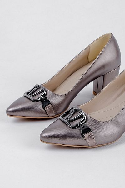 Lal Shoes & Bags حذاء Toore نسائي بكعب ومقدمة مدببة وتفاصيل على شكل حرف V باللون الرمادي