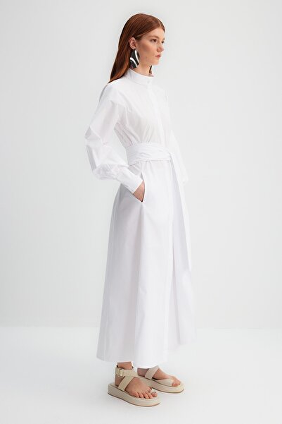 Trendyol Modest X Kevser Sarıoglu Rochie albă, 100% bumbac, țesută din popelin, cu centură largă TCLSS23DB00009