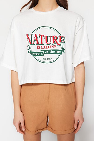 Trendyol Collection Λευκό 100% βαμβακερό μπλουζάκι με εμπριμέ Relaxed/Wide Relaxed Crop Crew Knitted T-shirt TWOSS23TS00266