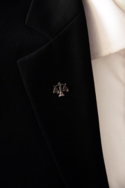 Le Voux Koyu Gri Renk Terazi Adalet Hukuk Avukat Figürlü Ceket Yaka Iğnesi Broş Rozet