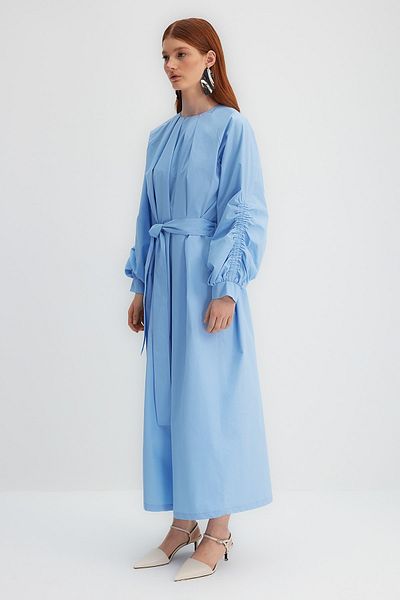 Trendyol Modest X Kevser Sarıoglu Modrý páskový límcový záhyb Detailní rukávy Nabírané tkané šaty TCLSS23EB00010