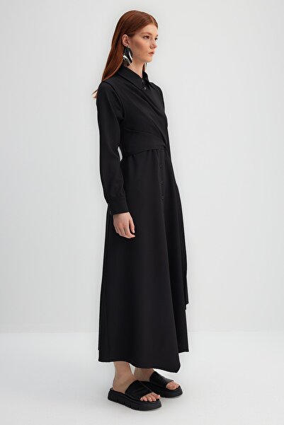Trendyol Modest X Kevser Sarıoglu černé tkané košilové šaty s odnímatelnou kravatou detail TCLSS23EB00013