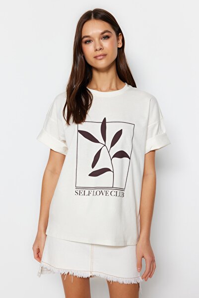 Trendyol Collection T-shirt z dzianiny w kolorze ecru, 100% z nadrukiem bawełnianym, o luźnym kroju, z okrągłym dekoltem TWOSS23TS00267