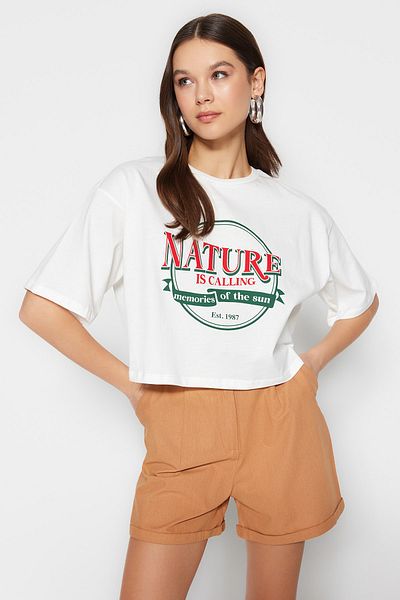 Trendyol Collection Tricou alb 100% bumbac imprimat relaxat/larg cu tăietură relaxată, cu decolteu scurt, tricotat TWOSS23TS00266
