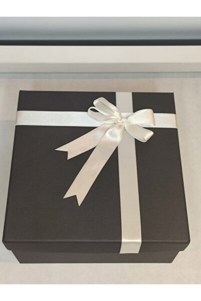 Stil Kutu Beyaz Kurdeleli Siyah Kutu