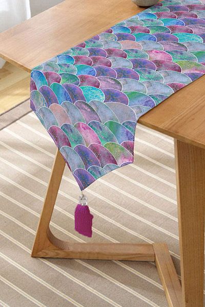Realhomes Alerg triunghi modern cu smocuri de chenille cu model rotund pe fundal albastru colorat