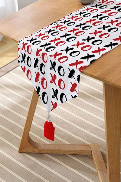 Realhomes Alergăre triunghiular de chenille cu design special, cu design XO pe fundal alb