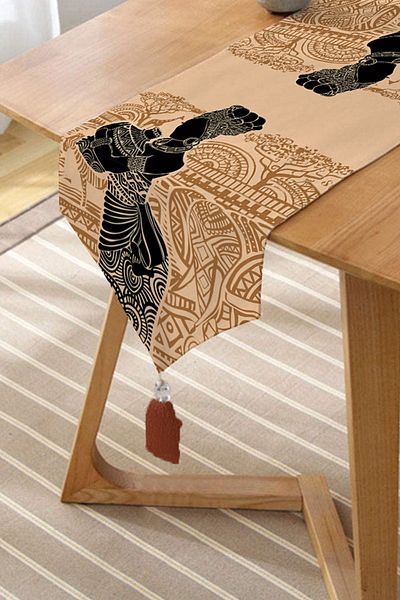 Realhomes Chenille Triangle Runner με Ethnic Pattern Backdrop Αφρικανικές γυναίκες Μοτίφ Διακοσμητικές φούντες