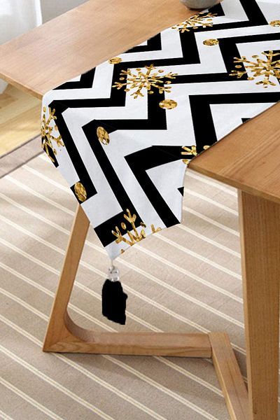Realhomes Alergăre triunghiular din chenille cu design special cu fulgi de nea în zig-zag negru