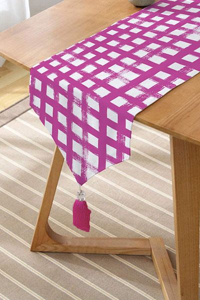 Realhomes Alergăre triunghiular de chenille cu ciucuri decorative cu motiv pătrat geometric pe fundal albastru închis