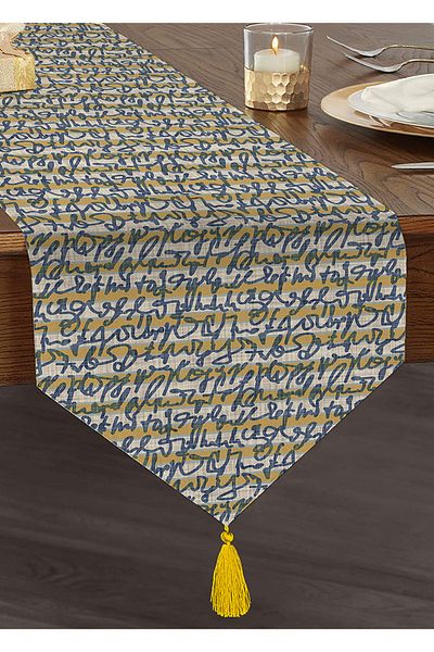 Realhomes Φούντες Chenille Triangle Runner σε γκρι φόντο με μοτίβο γραφής σε μπλε ναυτικό