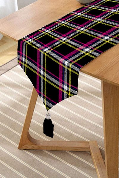 Realhomes Negru Galben Roz În carouri cu model Imprimat digital Decorativ Design special Tufted Chenille Triunghi Runner