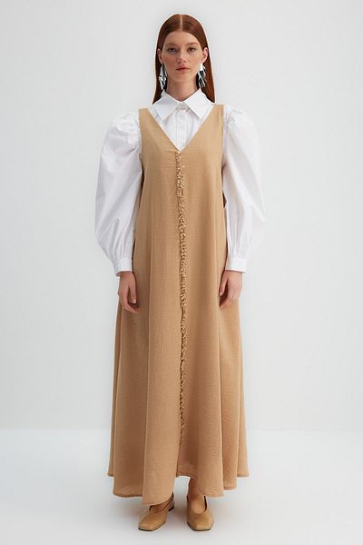 Trendyol Modest X Kevser Sarıoglu μπεζ ζωσμένη φούντα Λεπτομερές υφαντό φόρεμα Gilet TCLSS23EB00000