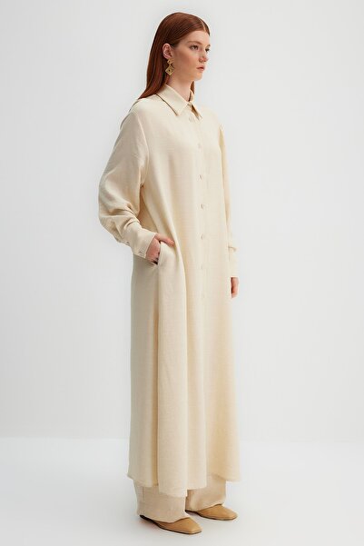 Trendyol Modest X Kevser Sarıoglu béžová dlouhá tkaná košile s boční rozparkovanou kapsou detail TCLSS23TG00000