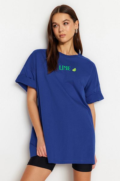 Trendyol Collection Saks 100% pamut elöl és hátul nyomott Oversize/Wide Fit, nyakú, kötött póló TWOSS23TS00284