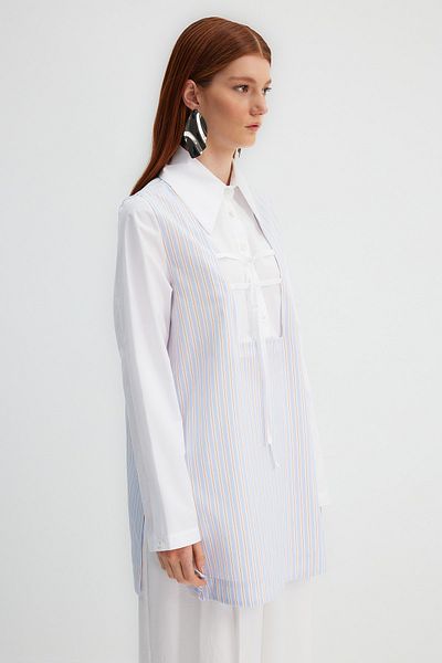 Trendyol Modest X Kevser Sarıoglu Weiße Tunika aus gestreiftem Stoffgemisch TCLSS23UK00001