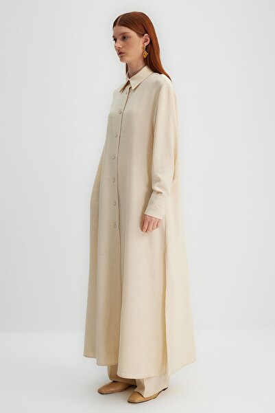 Trendyol Modest X Kevser Sarıoglu béžová dlouhá tkaná košile s boční rozparkovanou kapsou detail TCLSS23TG00000