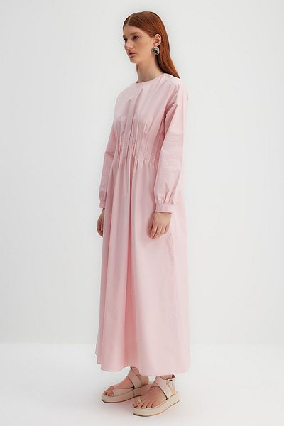 Trendyol Modest X Kevser Sarıoglu Puderfarbenes, geripptes Kleid mit Taschendetails aus 100 % Baumwollpopeline TCLSS23EB00005