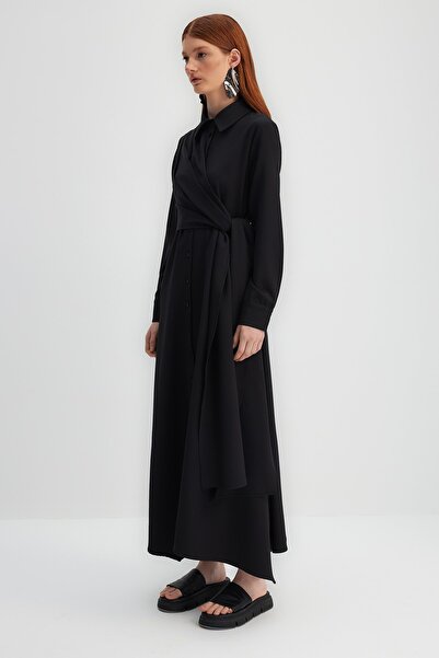 Trendyol Modest X Kevser Sarıoglu černé tkané košilové šaty s odnímatelnou kravatou detail TCLSS23EB00013
