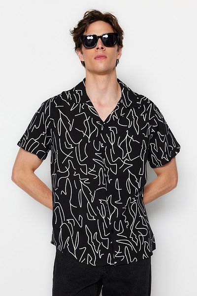 Trendyol Collection Černý geometrický vzor - letní košile s krátkým rukávem TMNSS20GO0577