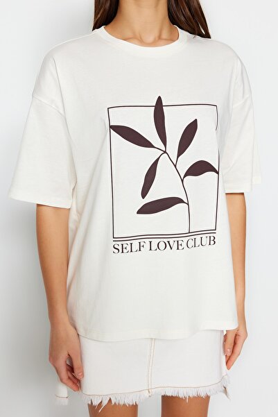 Trendyol Collection T-shirt z dzianiny w kolorze ecru, 100% z nadrukiem bawełnianym, o luźnym kroju, z okrągłym dekoltem TWOSS23TS00267