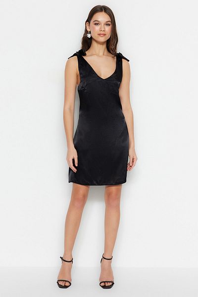 Trendyol Collection Чорна атласна ткана сукня з V-подібним вирізом TWOSS23EL00323