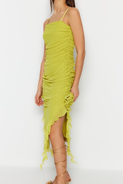 Trendyol Collection Detailní nařasené večerní šaty olejově zelené růže TPRSS23EL00522