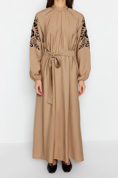 Trendyol Modest Μπεζ κέντημα με ζώνη με λεπτομέρεια φαρδιά εφαρμογή υφασμένο λινό φόρεμα TCTSS23EB00224