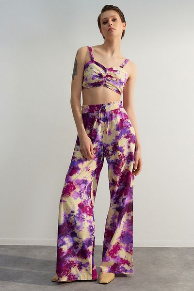 Trendyol Collection Lila, weit geschnittene, gewebte Hose mit Batikmuster TWOSS23PL00310