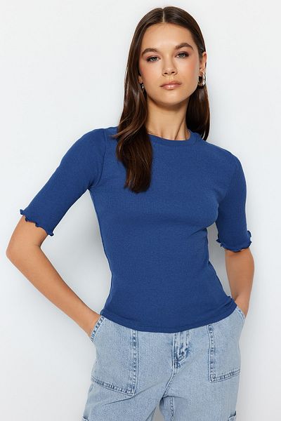 Trendyol Collection Saks Corded Taillierte/Körperbetonte Rundhals-Bluse aus flexiblem Strick TWOSS23BZ00025