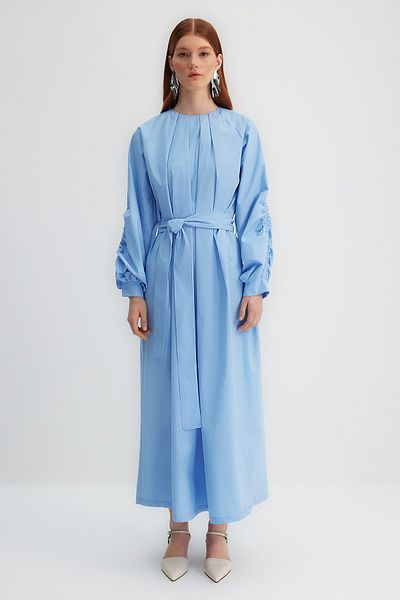 Trendyol Modest X Kevser Sarıoglu Modrý páskový límcový záhyb Detailní rukávy Nabírané tkané šaty TCLSS23EB00010