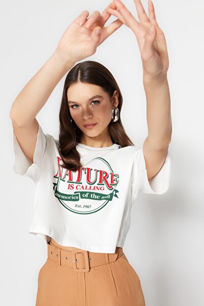 Trendyol Collection Λευκό 100% βαμβακερό μπλουζάκι με εμπριμέ Relaxed/Wide Relaxed Crop Crew Knitted T-shirt TWOSS23TS00266