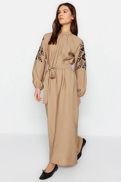 Trendyol Modest Μπεζ κέντημα με ζώνη με λεπτομέρεια φαρδιά εφαρμογή υφασμένο λινό φόρεμα TCTSS23EB00224