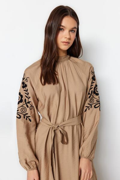 Trendyol Modest Μπεζ κέντημα με ζώνη με λεπτομέρεια φαρδιά εφαρμογή υφασμένο λινό φόρεμα TCTSS23EB00224