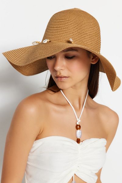 Trendyol Collection Kamelfarbener Strohhut mit Muscheldetail für Damen TWOSS23SP00011