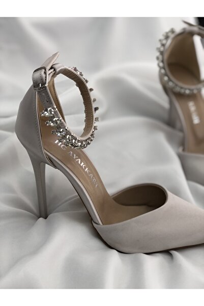 Hg Ayakkabı Béžové saténové kamenné jehlové podpatky