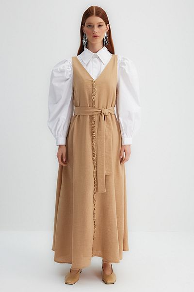 Trendyol Modest X Kevser Sarıoglu μπεζ ζωσμένη φούντα Λεπτομερές υφαντό φόρεμα Gilet TCLSS23EB00000