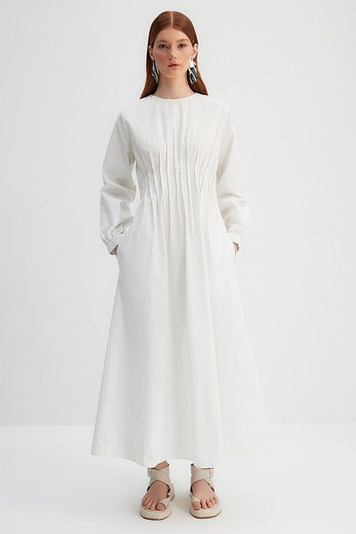 Trendyol Modest Φόρεμα Kevser Sarıoglu σε σκόνη με ραβδώσεις και τσέπη με λεπτομέρειες από 100% βαμβακερό ύφασμα από ποπλίνα TCLSS23EB00005