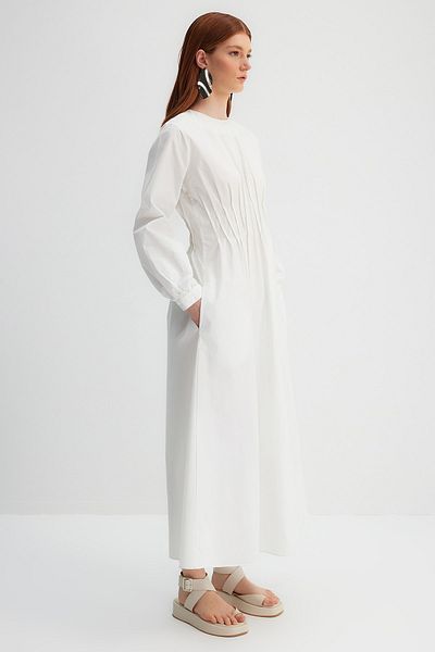 Trendyol Modest Φόρεμα Kevser Sarıoglu σε σκόνη με ραβδώσεις και τσέπη με λεπτομέρειες από 100% βαμβακερό ύφασμα από ποπλίνα TCLSS23EB00005